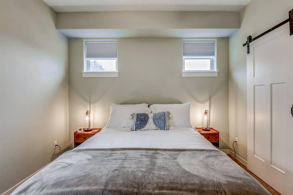NEW Tri-Level Home with Ocean View&3 En-Suite Bedrooms! Depoe Bay Buitenkant foto