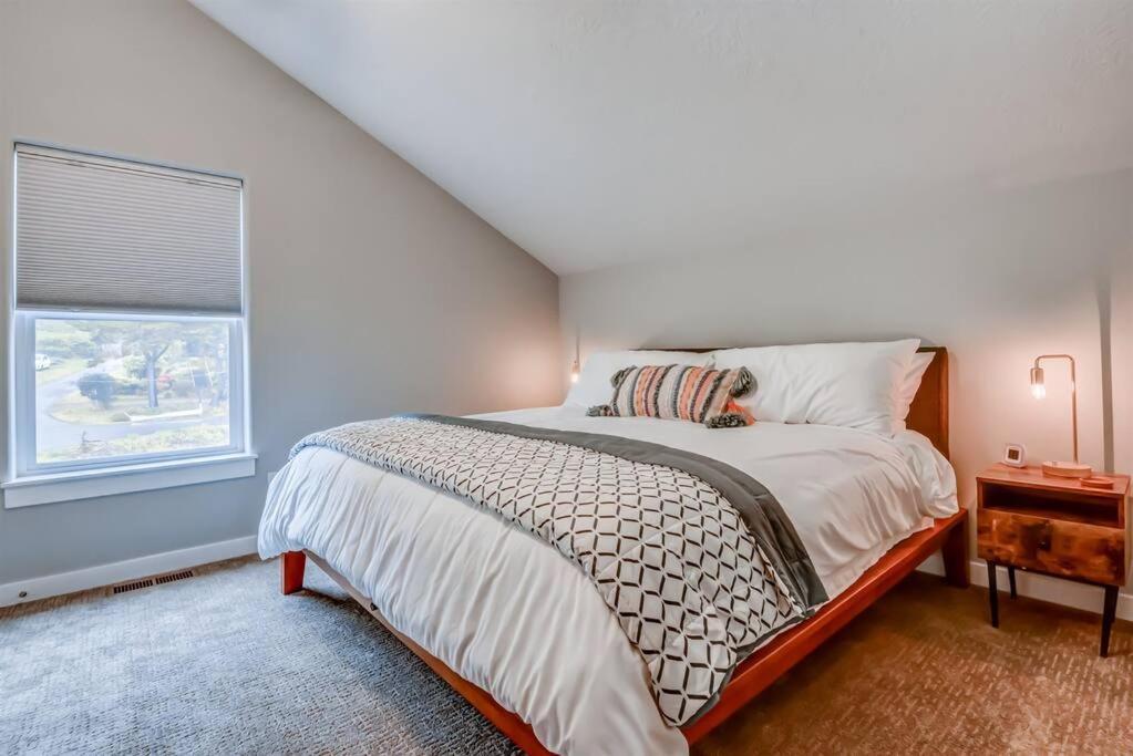 NEW Tri-Level Home with Ocean View&3 En-Suite Bedrooms! Depoe Bay Buitenkant foto