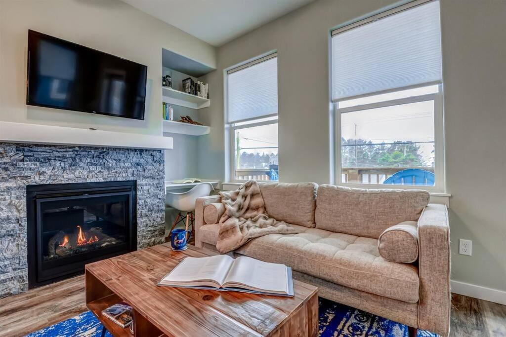 NEW Tri-Level Home with Ocean View&3 En-Suite Bedrooms! Depoe Bay Buitenkant foto