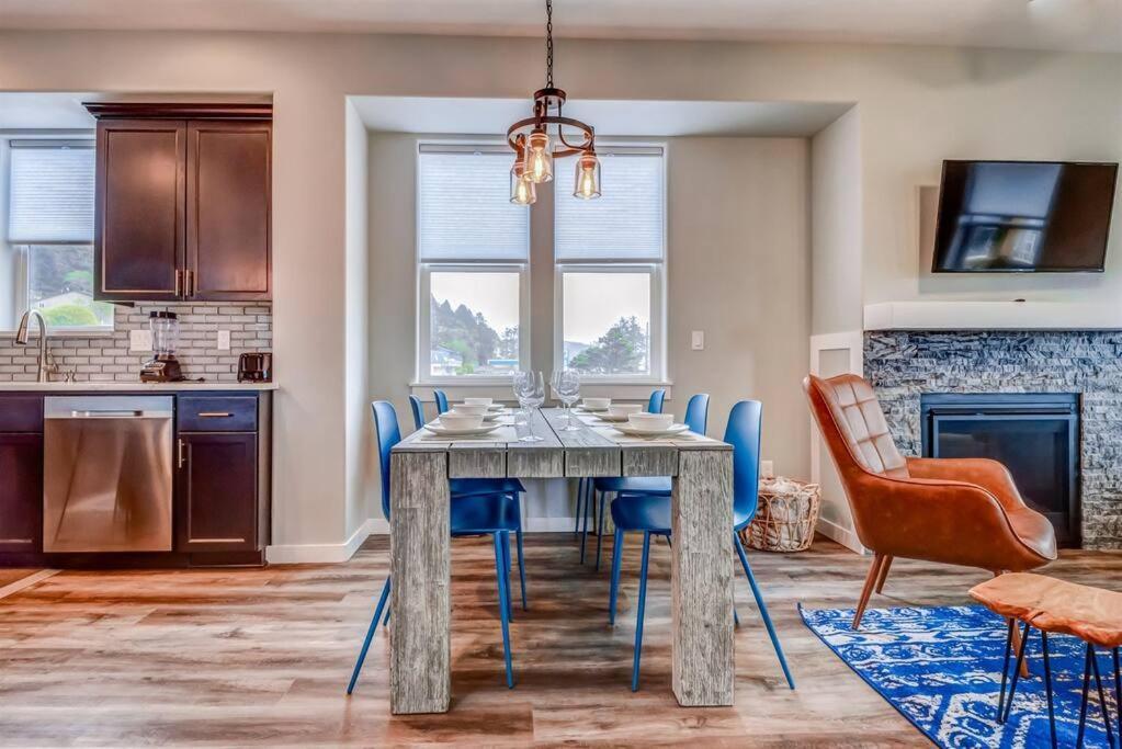 NEW Tri-Level Home with Ocean View&3 En-Suite Bedrooms! Depoe Bay Buitenkant foto
