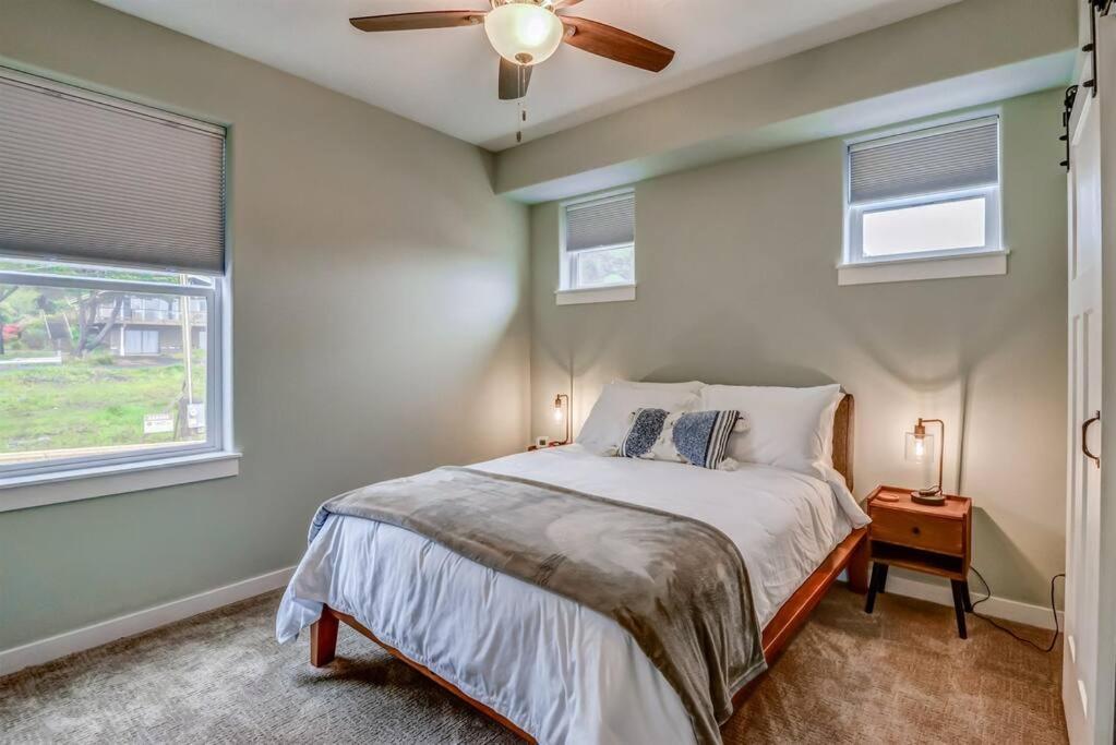 NEW Tri-Level Home with Ocean View&3 En-Suite Bedrooms! Depoe Bay Buitenkant foto