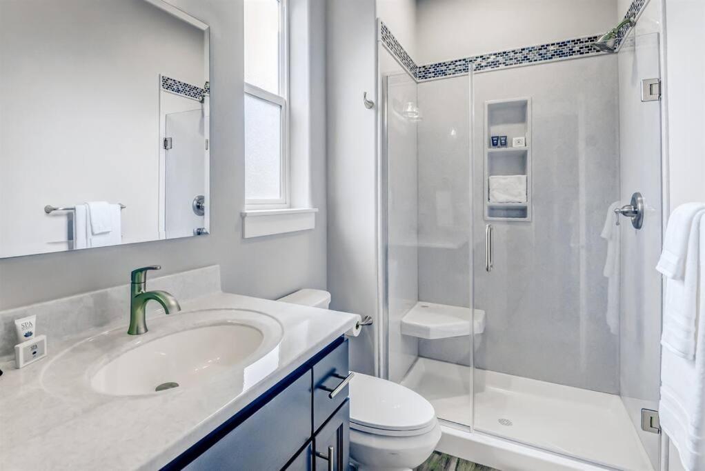 NEW Tri-Level Home with Ocean View&3 En-Suite Bedrooms! Depoe Bay Buitenkant foto