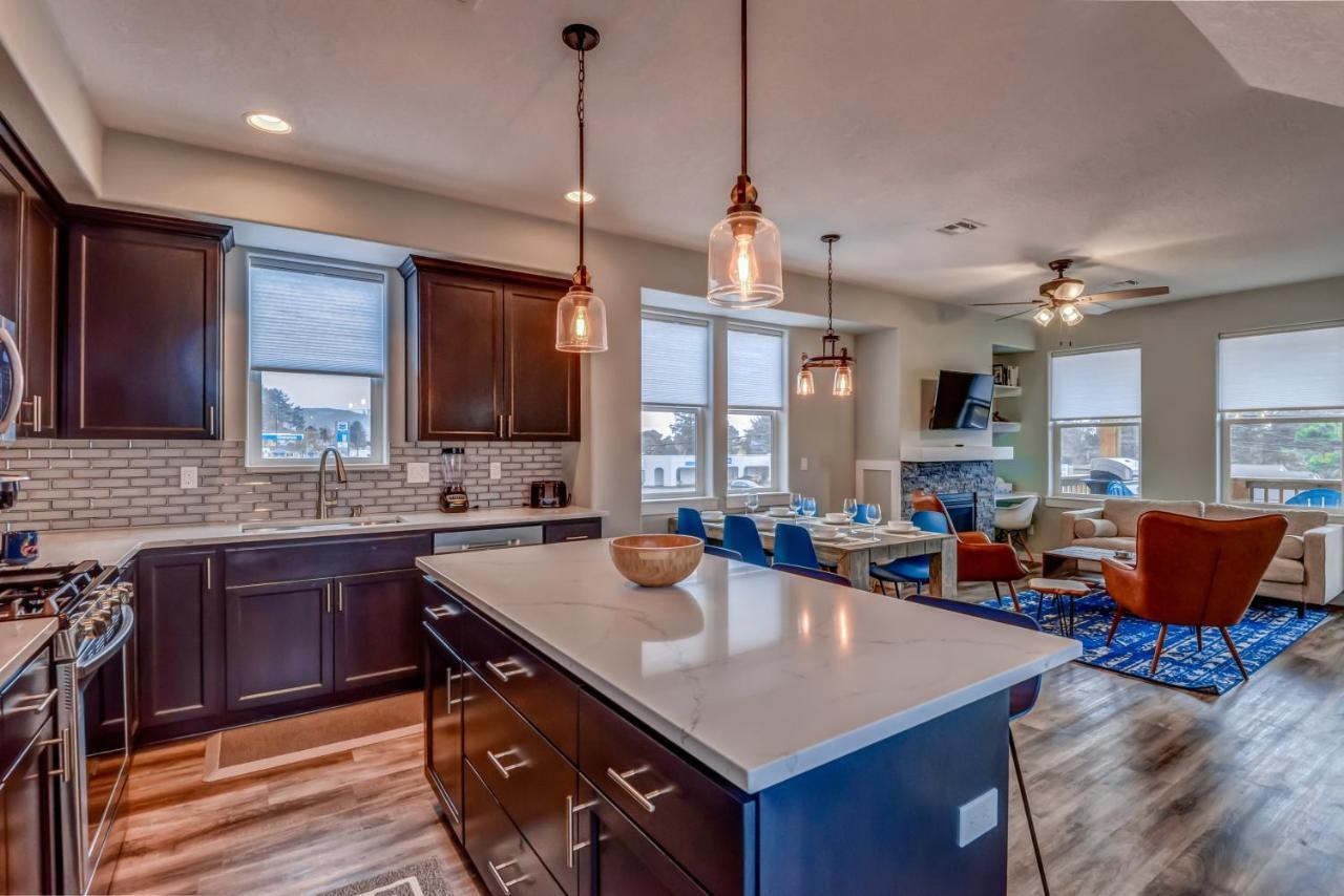 NEW Tri-Level Home with Ocean View&3 En-Suite Bedrooms! Depoe Bay Buitenkant foto